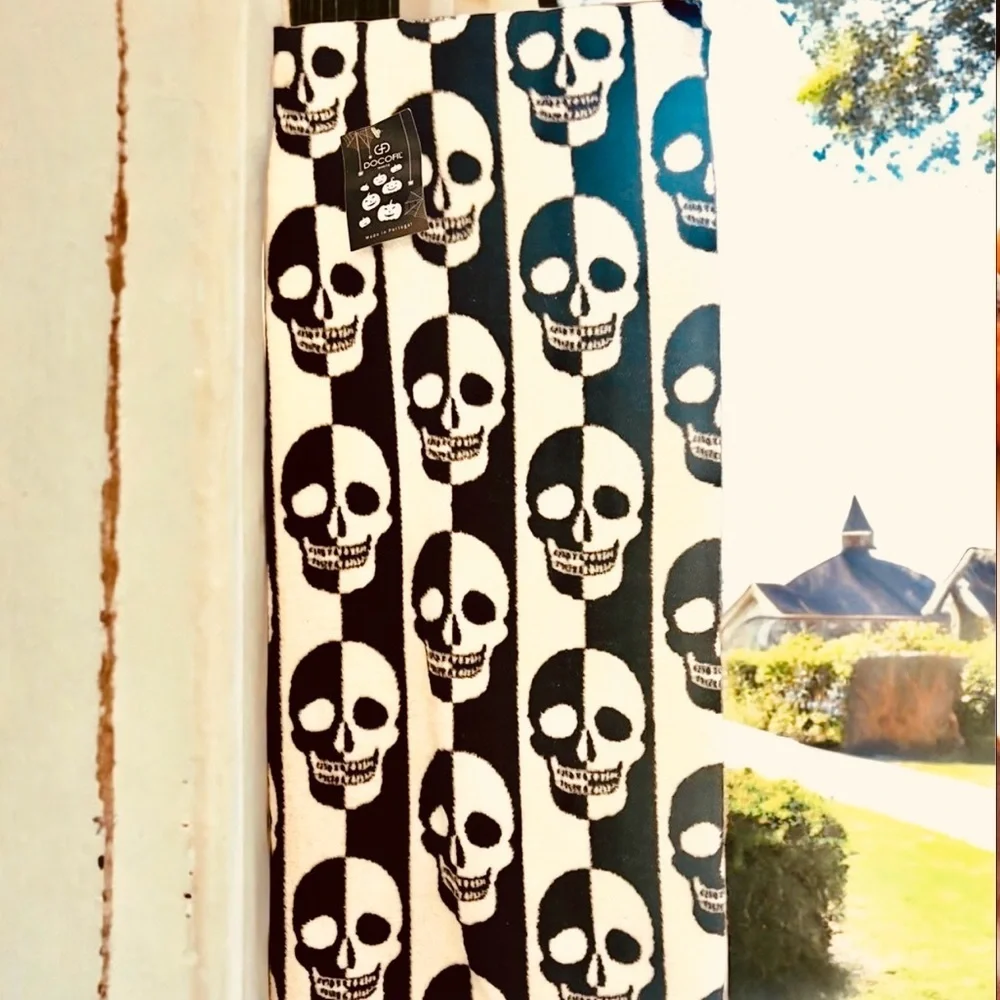 Skull Black & White Halloween Day of the Dead Goth Decorative Throw Blanket